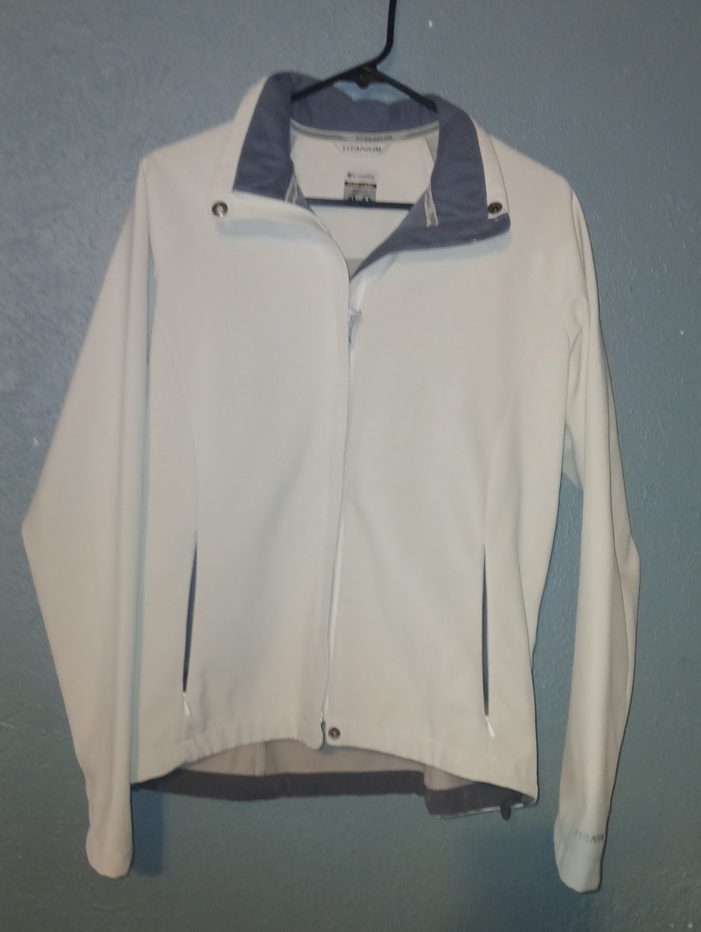 Columbia White Jacket with Gray Trim and Zipper Pockets